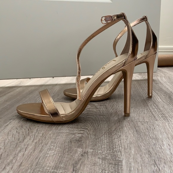 New Lulu’s - Gorgeous Gold 3 Inch Heels! Hot! 🔥 - Picture 1 of 3